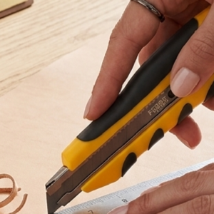 Cúter profesional 9mm Ferro Tools con cuchilla negra SK5 de alta precisión